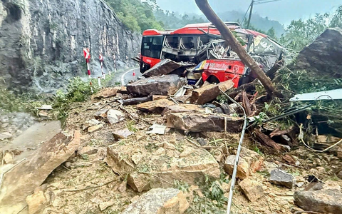 Schwere Felsbrocken und Gestein waren auf den Bus gestürzt. - Foto: Minh Bang/VNExpress via AP/dpa