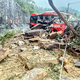 Schwere Felsbrocken und Gestein waren auf den Bus gestürzt. - Foto: Minh Bang/VNExpress via AP/dpa