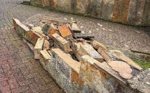 POL-NI: Unfallflucht in Obernkirchen - Sandsteinmauer beschädigt - Foto: presseportal.de