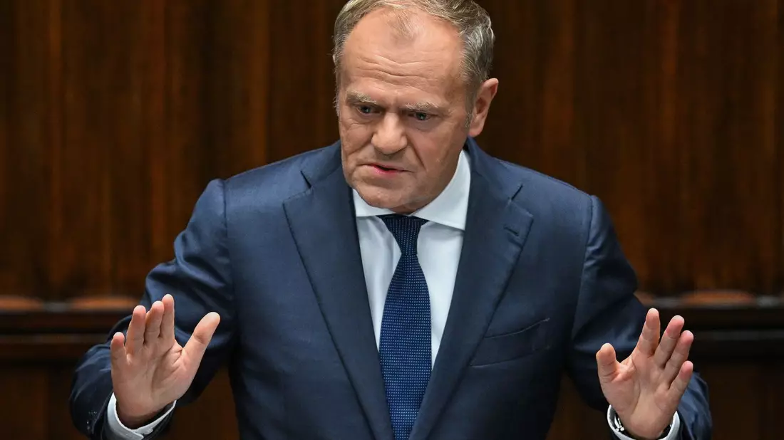 Polens Ministerpräsident Donald Tusk gab bekannt, dass eine  Bahnstrecke durch Sabotage  beschädigt wurde. (Archivbild) - Bild: Radek Pietruszka/PAP/dpa