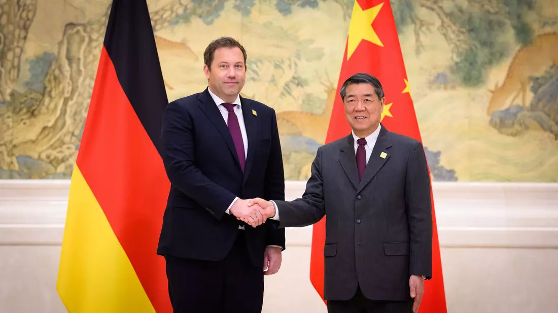 Klingbeil traf in Peking den chinesischen Vizepremier He Lifeng. - Bild: Bernd von Jutrczenka/dpa