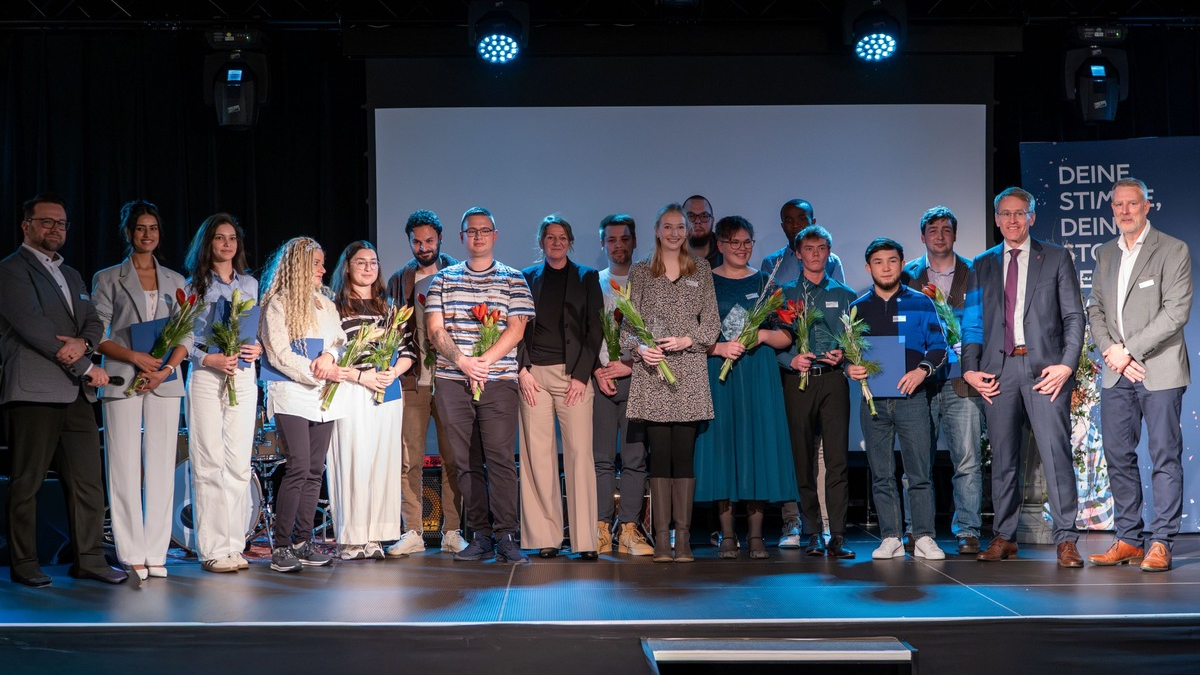 Collien Marie Dahlmann und Nick Victor Höpcke erhalten bpa-Pflegeazubiaward 2025 - Ministerpräsident Daniel Günther und bpa zeichnen erneut Pflege-Auszubildende in Kiel aus - Foto: presseportal.de