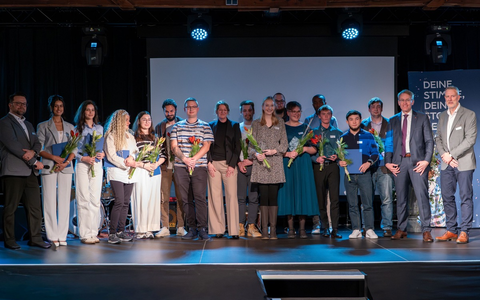 Collien Marie Dahlmann und Nick Victor Höpcke erhalten bpa-Pflegeazubiaward 2025 - Ministerpräsident Daniel Günther und bpa zeichnen erneut Pflege-Auszubildende in Kiel aus - Foto: presseportal.de