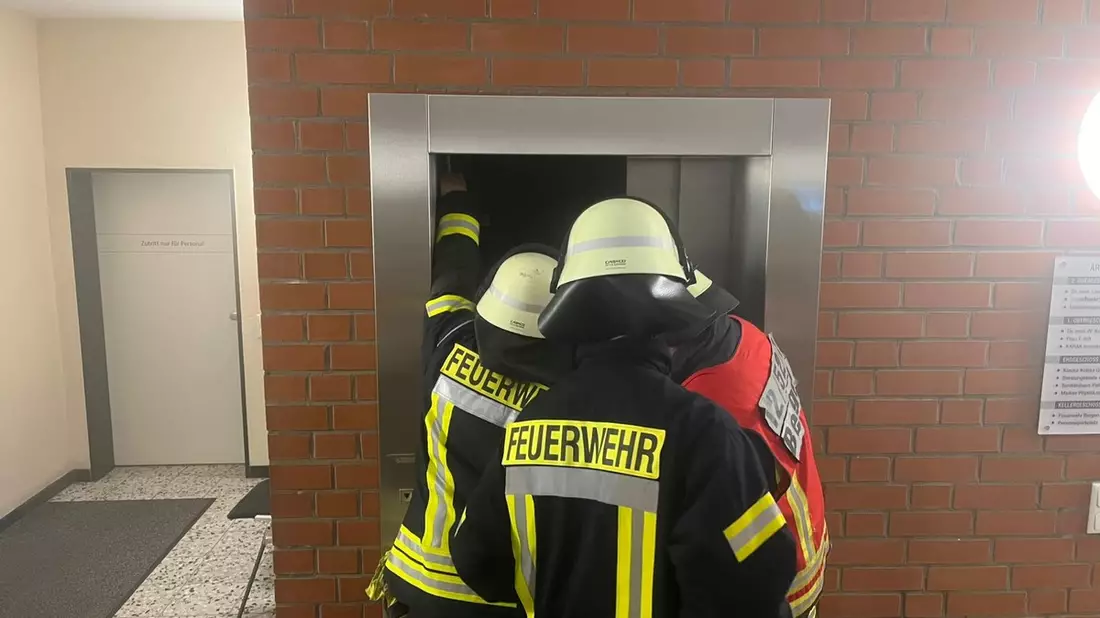 FFW Bergen: Ortsfeuerwehr Bergen übt den Ernstfall: Kellerbrand mit mehreren vermissten Personen - Bild: presseportal.de