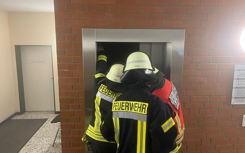 FFW Bergen: Ortsfeuerwehr Bergen übt den Ernstfall: Kellerbrand mit mehreren vermissten Personen - Foto: presseportal.de