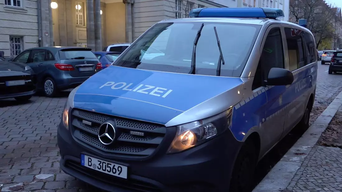 Ein Polizeiauto steht nach vermeintlichen Anschlagsandrohungen vor einer Berliner Schule. - Bild: Sven Käuler/dpa