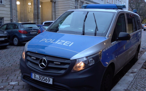 Ein Polizeiauto steht nach vermeintlichen Anschlagsandrohungen vor einer Berliner Schule. - Foto: Sven Käuler/dpa