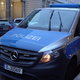 Ein Polizeiauto steht nach vermeintlichen Anschlagsandrohungen vor einer Berliner Schule. - Foto: Sven Käuler/dpa