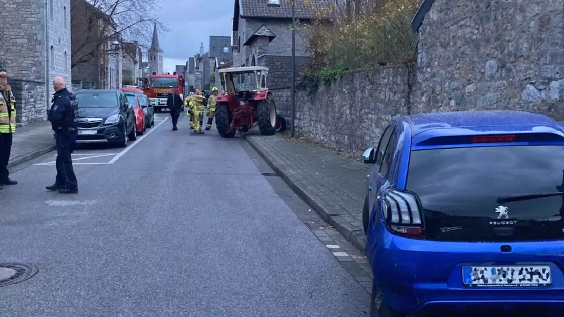 POL-AC: Traktor-Unfall in Breinig - mehrere Fahrzeuge beschädigt - Bild: presseportal.de