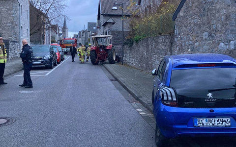 POL-AC: Traktor-Unfall in Breinig - mehrere Fahrzeuge beschädigt - Foto: presseportal.de