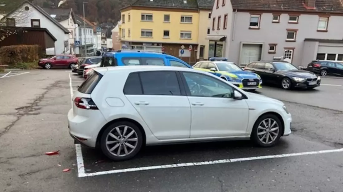 POL-PDPS: Parkrempler am Krankenhaus - Polizei sucht blaues Auto - Bild: presseportal.de