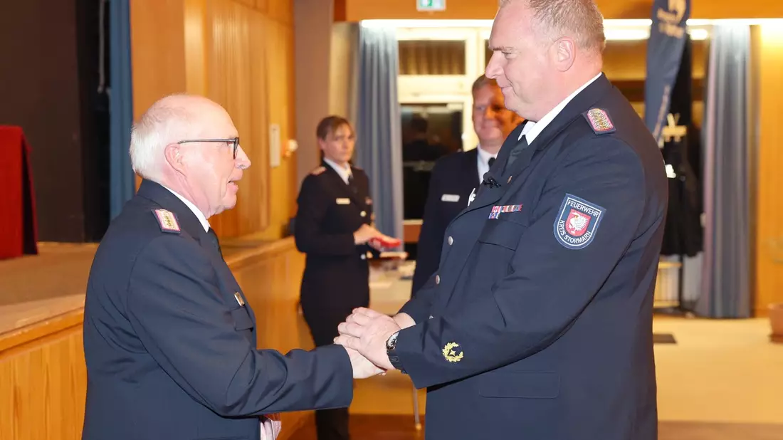 FW-Stormarn: Mitgliederversammlung: Thomas Proß von der Feuerwehr Poggensee mit dem deutschen Feuerwehr-Ehrenkreuz in Silber ausgezeichnet - Bild: presseportal.de