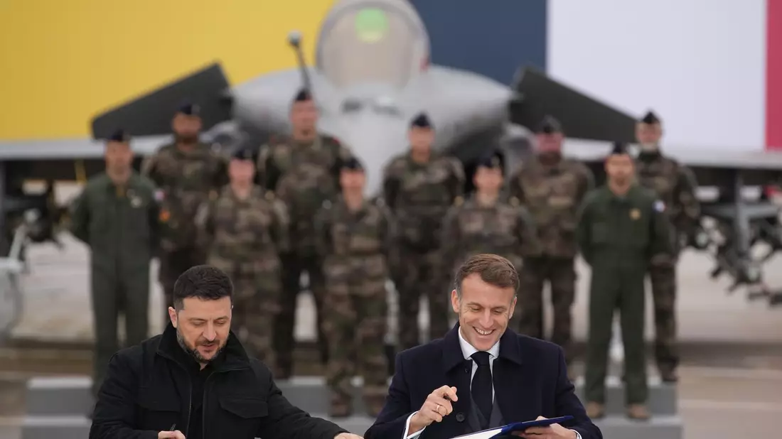 Frankreich will der Ukraine bei der Abwehr des russischen Angriffskriegs weiter beistehen. - Bild: Christophe Ena/Pool AP/dpa