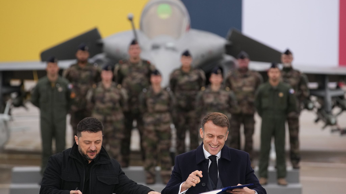 Selenskyj und Macron unterzeichneten eine Absichtserklärung zum Kauf von bis zu 100 Rafale-Jets durch Kiew. - Foto: Christophe Ena/Pool AP/dpa
