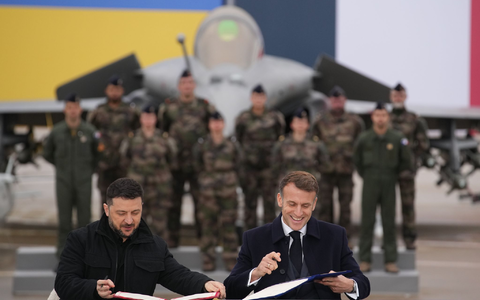 Frankreich will der Ukraine bei der Abwehr des russischen Angriffskriegs weiter beistehen. - Foto: Christophe Ena/Pool AP/dpa