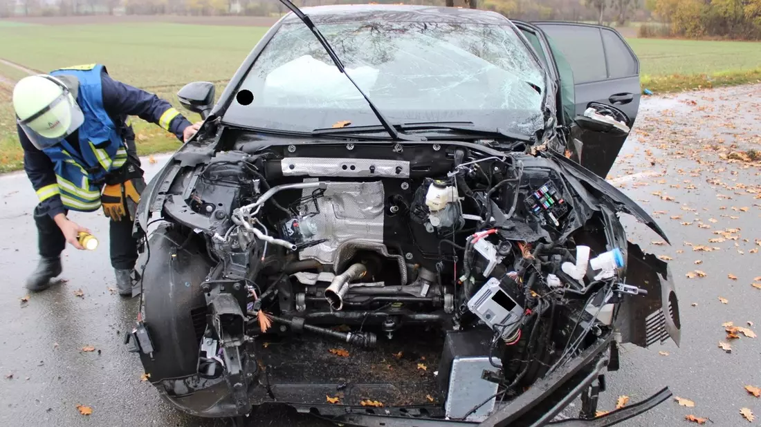 POL-MI: Alleinunfall auf der L764 - Motorblock nach Baumkollision im Graben - Bild: presseportal.de