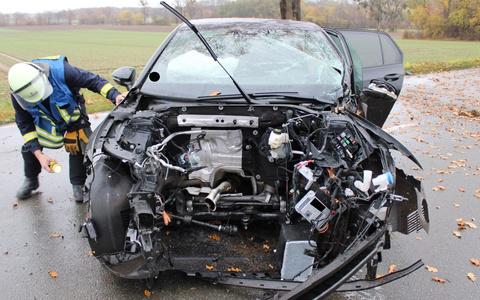 POL-MI: Alleinunfall auf der L764 - Motorblock nach Baumkollision im Graben - Foto: presseportal.de