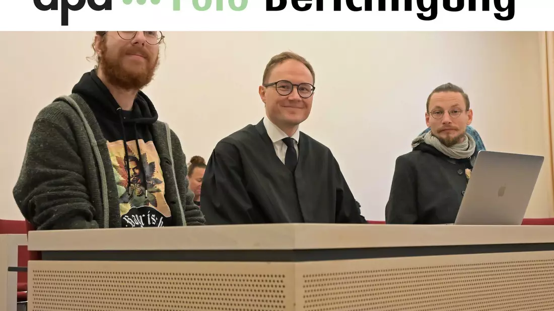 Die Kläger und ihr Anwalt vor dem Verwaltungsgerichtshof. - Bild: Malin Wunderlich/dpa