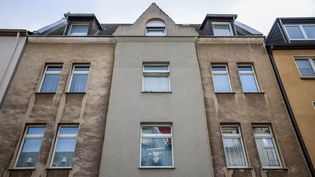 In diesem Mehrfamilienhaus in Bochum-Hamme hat sich der Einsatz abgespielt. (Archivbild) - Bild: Christoph Reichwein/dpa