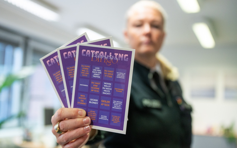 POL-GOE: Nachtragsmeldung zu POL-GOE: Aktionsmonat der Polizeidirektion Göttingen: Postkarte macht auf das Phänomen Catcalling aufmerksam - Foto: presseportal.de