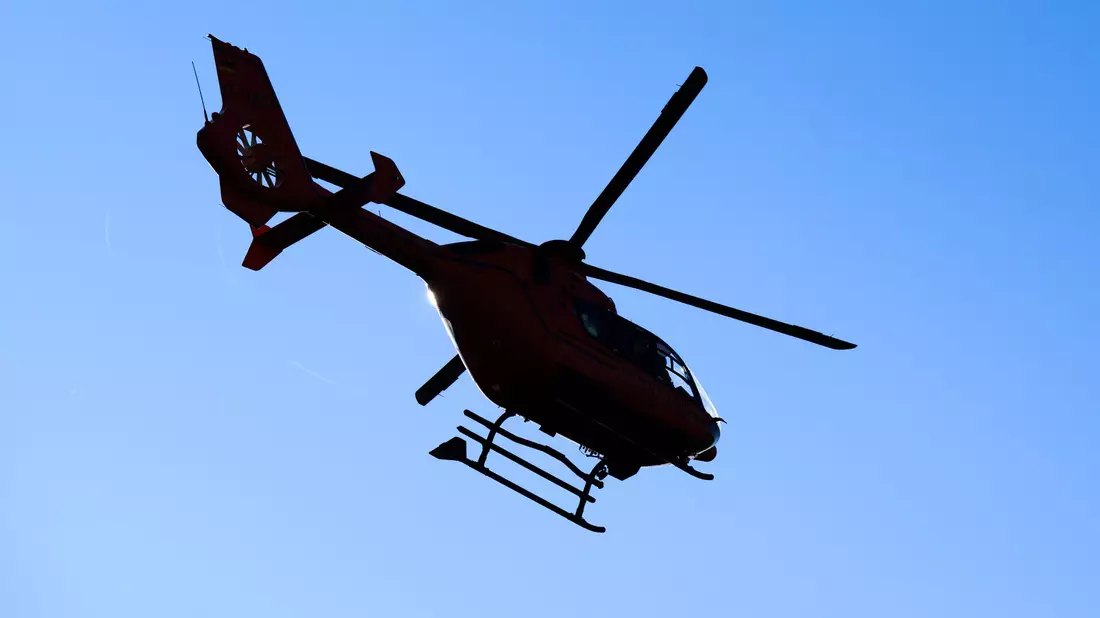 Bei der Suche nach dem gesichteten Flugobjekt kam auch ein Hubschrauber im Einsatz. (Symbolbild) - Bild: Julian Stratenschulte/dpa