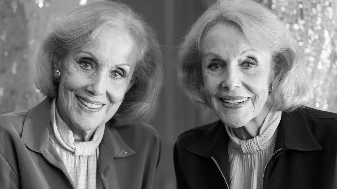 Alice (l.) und Ellen Kessler wurden als Sängerinnen und Tänzerinnen international berühmt. (Archivbild) - Bild: Lennart Preiss/dpa