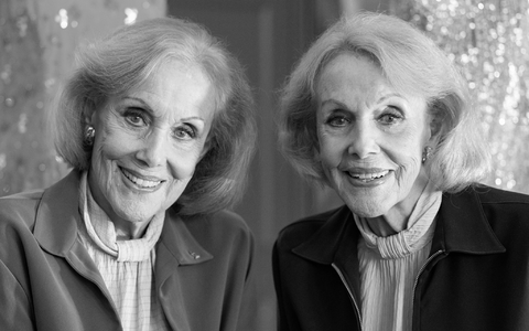 Alice (l.) und Ellen Kessler wurden als Sängerinnen und Tänzerinnen international berühmt. (Archivbild) - Foto: Lennart Preiss/dpa