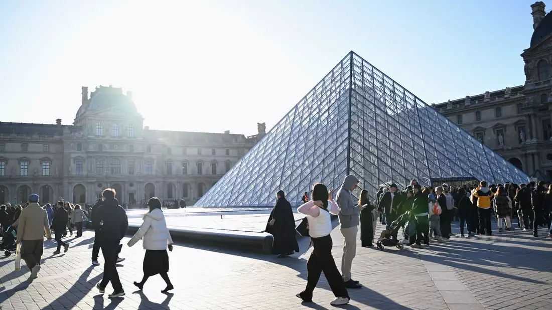 Für wenige Minuten hing im Louvre ein Bild, das zwei Tiktoker dort kurzerhand angebracht haben. (Archivbild) - Bild: Emma Da Silva/AP/dpa