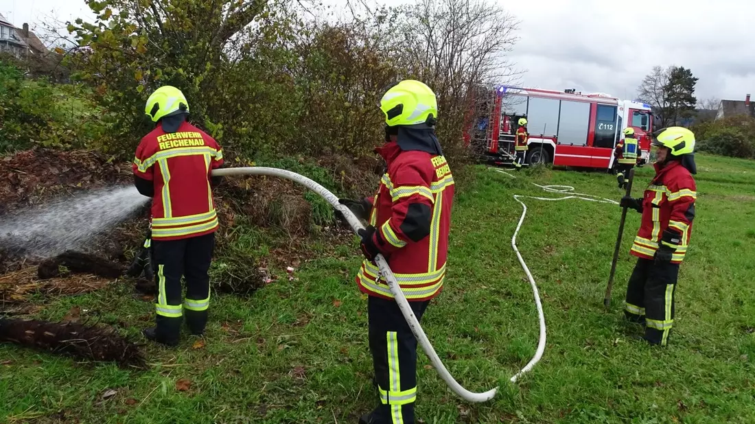 FW Reichenau: Brennender Strohhaufen gelöscht, 17.11.2025, Reichenau-Mittelzell - Bild: presseportal.de