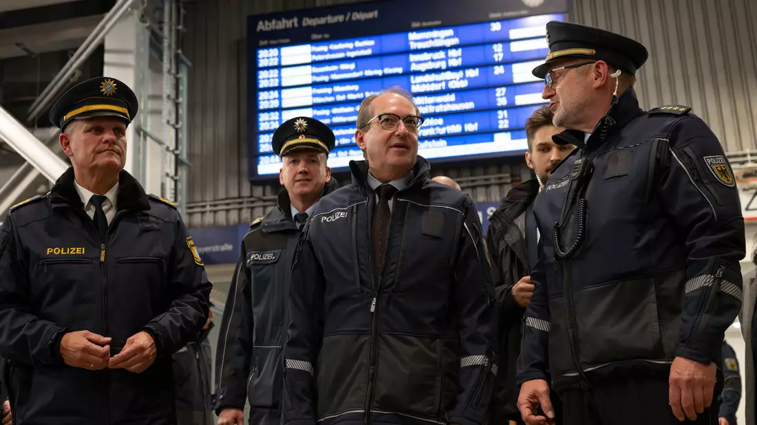Am Münchner Hauptbahnhof war Bundesinnenminister Alexander Dobrindt (CSU) dabei. (Archivfoto) - Bild: Peter Kneffel/dpa