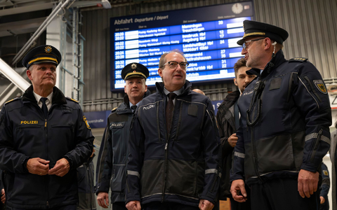 Am Münchner Hauptbahnhof war Bundesinnenminister Alexander Dobrindt (CSU) dabei. (Archivfoto) - Foto: Peter Kneffel/dpa