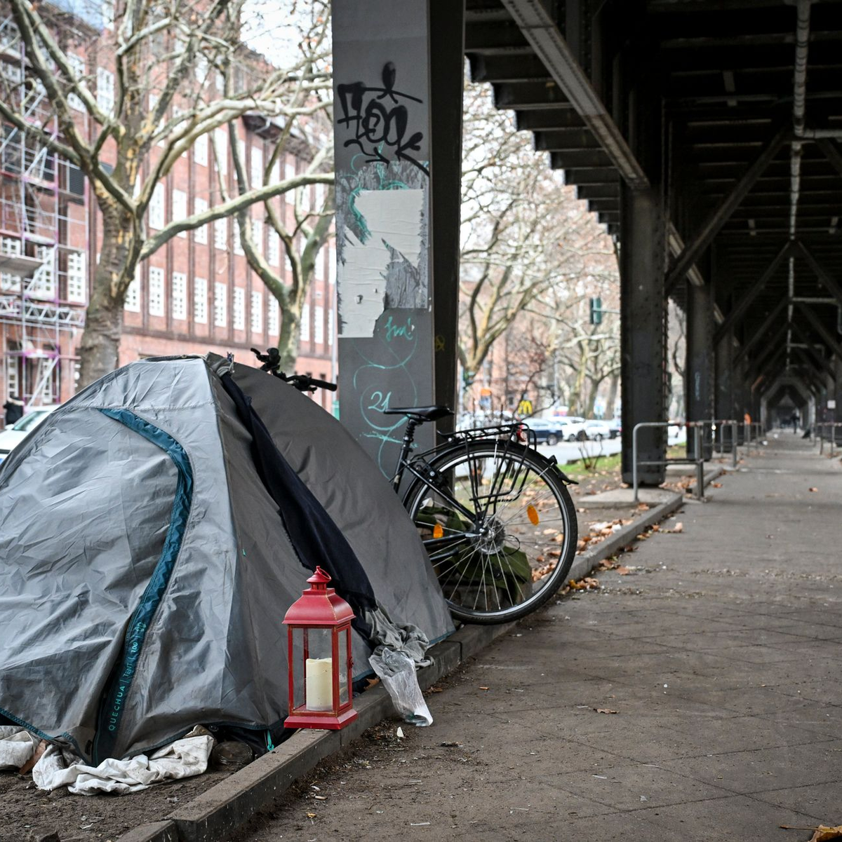Zelt eines obdachlosen Menschen in Berlin. (Archivbild) - Foto: Jens Kalaene/dpa