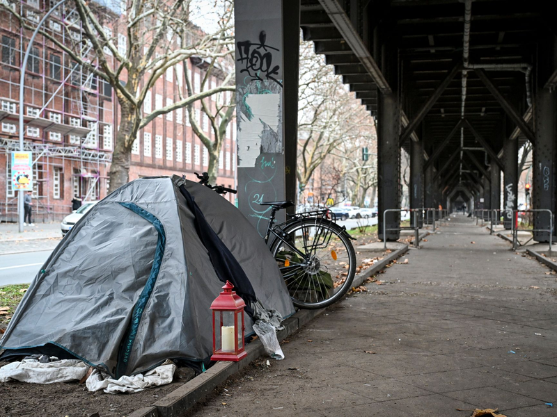 Zelt eines obdachlosen Menschen in Berlin. (Archivbild) - Foto: Jens Kalaene/dpa