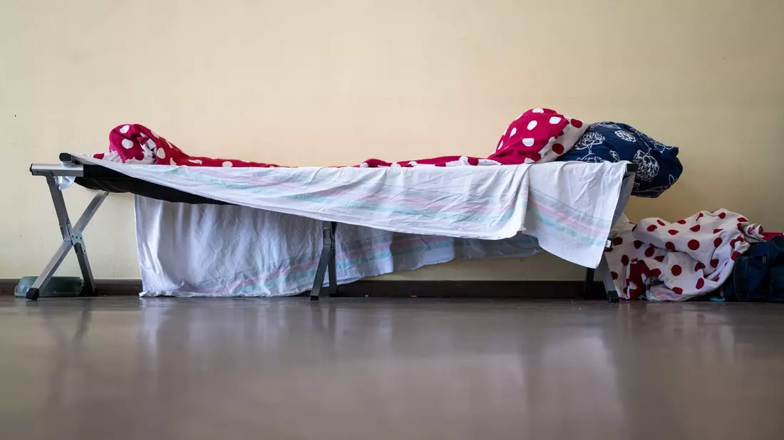 Bett einer Kältehilfe-Notübernachtung in Berlin. (Archivbild) - Bild: dpa