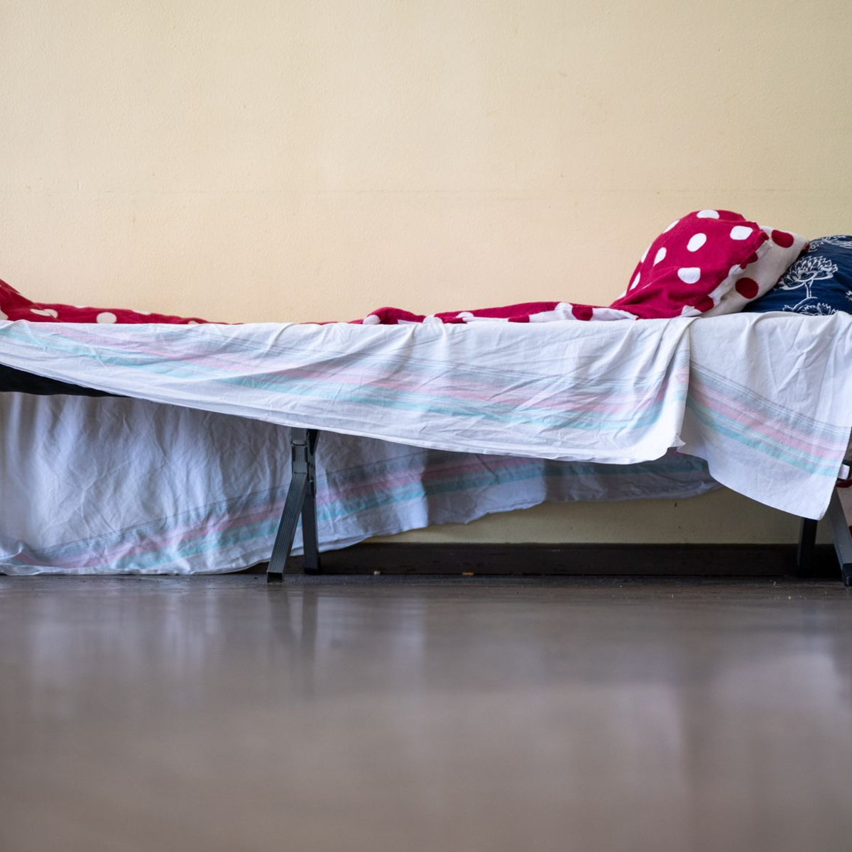 Bett einer Kältehilfe-Notübernachtung in Berlin. (Archivbild) - Foto: dpa