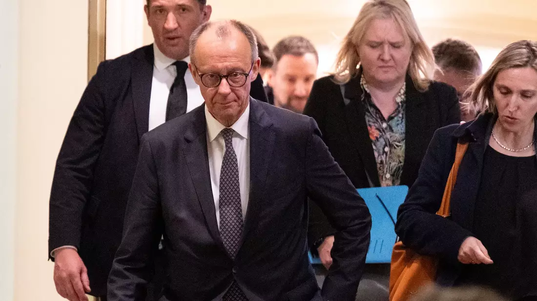 Gastspiel in der Finanzbranche: Merz zu Besuch in Frankfurt - Bild: Boris Roessler/dpa