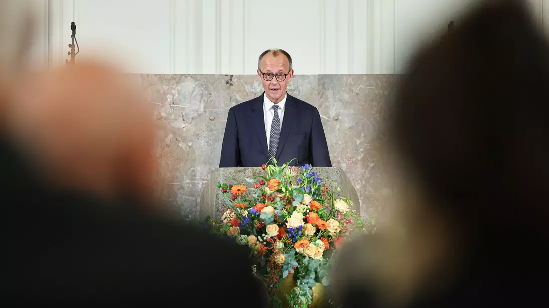 Kanzler Merz bezeichnete Friedrich von Metzler als «herausragenden Bankier» und «Menschenfreund». - Bild: Hannes P. Albert/dpa