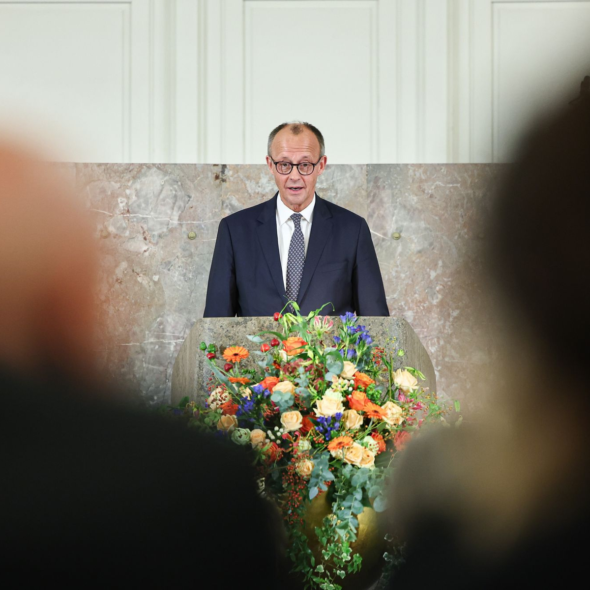 Kanzler Merz bezeichnete Friedrich von Metzler als «herausragenden Bankier» und «Menschenfreund». - Foto: Hannes P. Albert/dpa