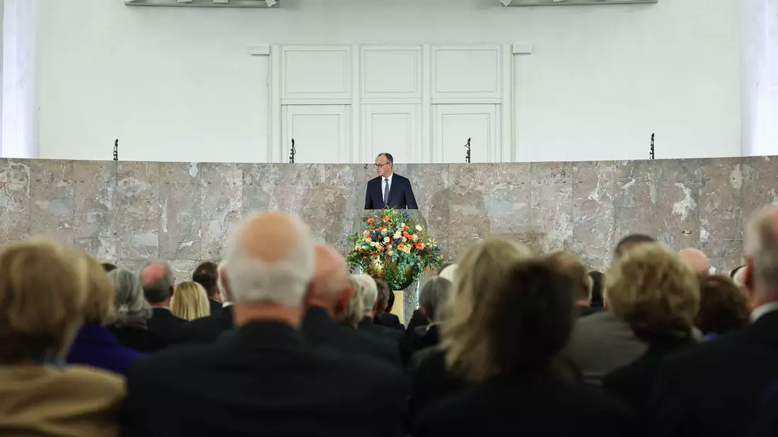 Merz spricht bei einer Feier für Friedrich von Metzler in der Frankfurter Paulskirche - Bild: Hannes P. Albert/dpa