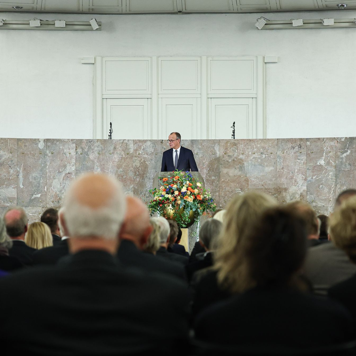 Merz spricht bei einer Feier für Friedrich von Metzler in der Frankfurter Paulskirche - Foto: Hannes P. Albert/dpa