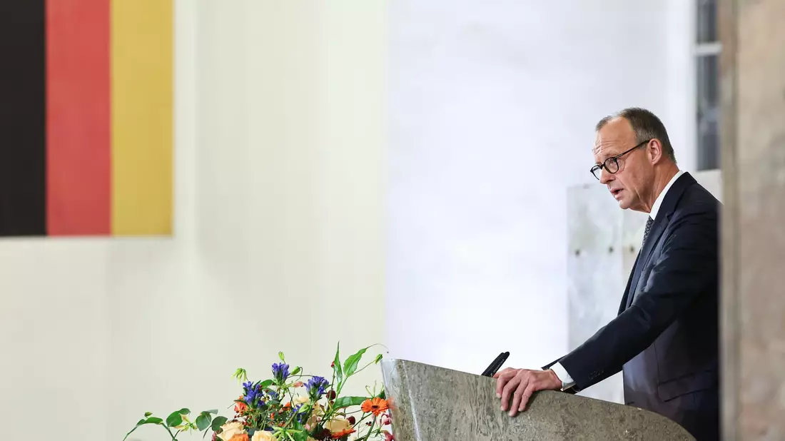 Kanzler Merz würdigte Friedrich von Metzler für sein Wirken als Mäzen - Bild: Hannes P. Albert/dpa
