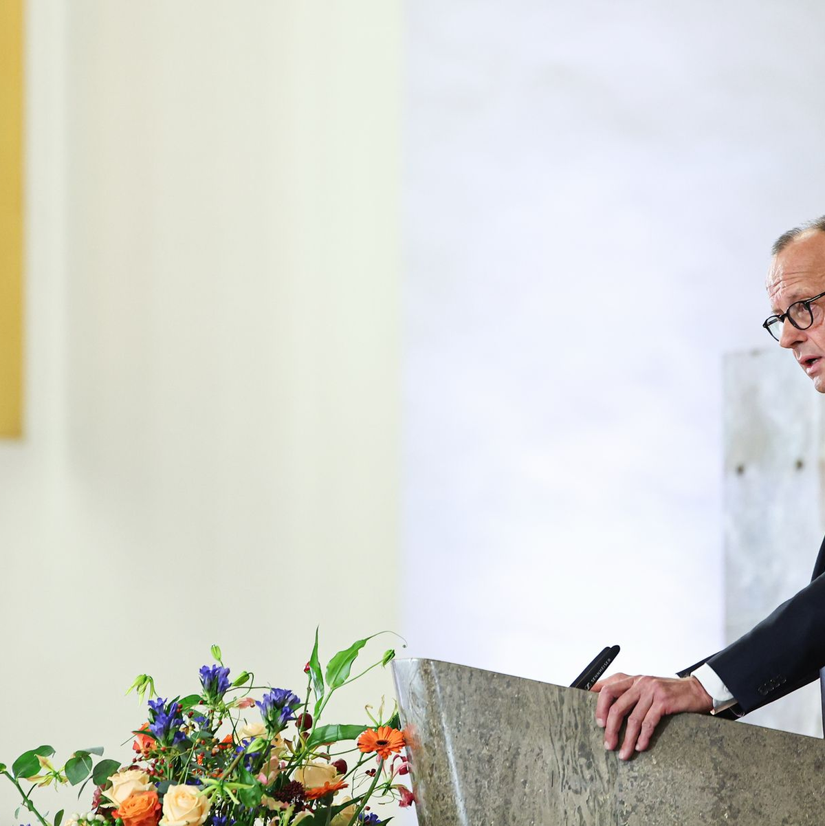 Kanzler Merz würdigte Friedrich von Metzler für sein Wirken als Mäzen - Foto: Hannes P. Albert/dpa