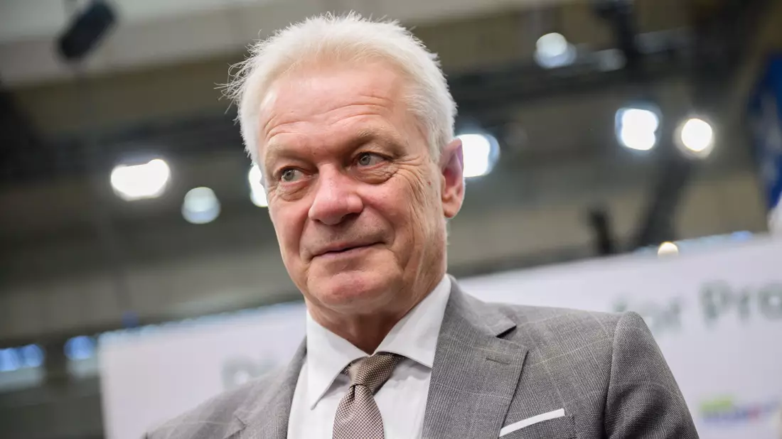 Wegen eines technischen Defektes am Flugzeug musste Bundesagrarminister Alois Rainer einen Flug in die USA umplanen.  - Bild: Julian Stratenschulte/dpa