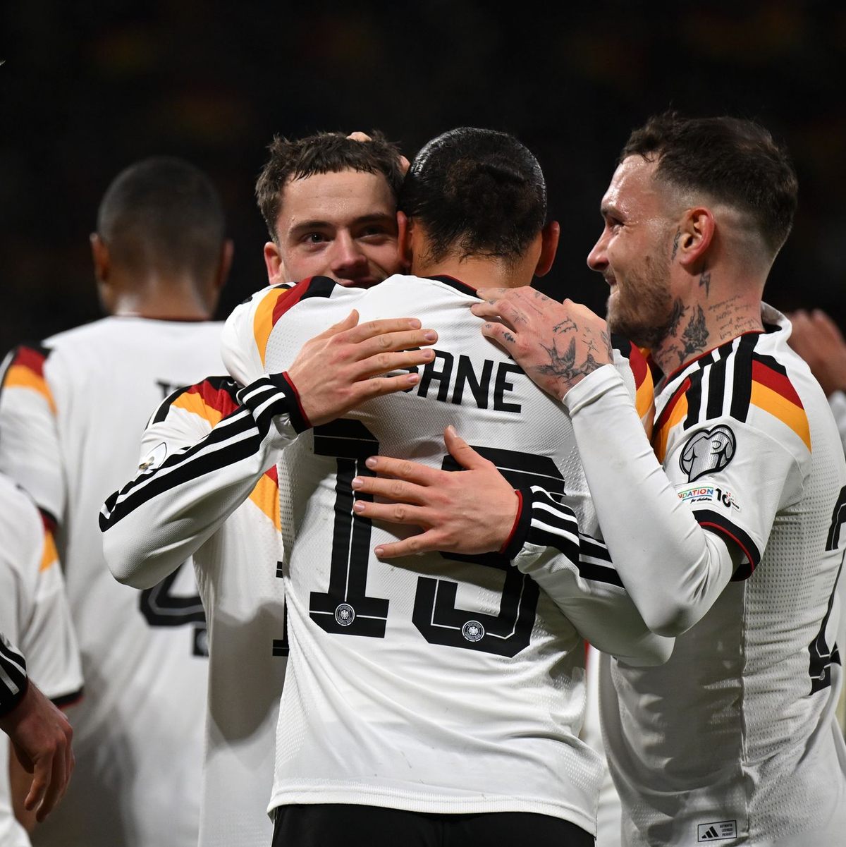 Ehemalige Teamkollegen bei Bayern: Goretzka und Sane. - Foto: Robert Michael/dpa