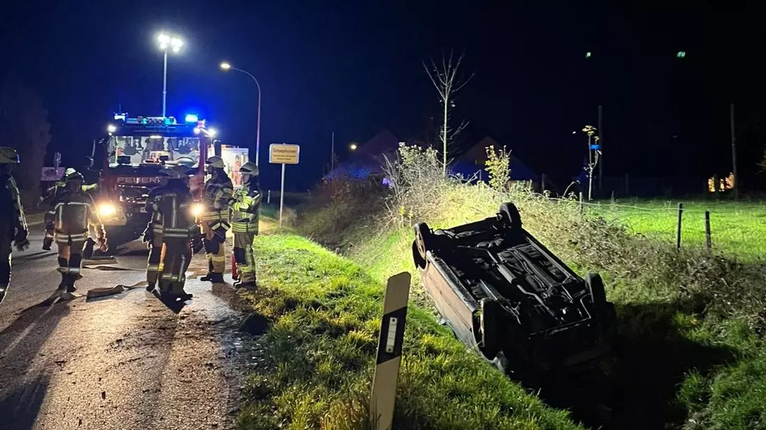 FW Rheurdt: PKW landet im Graben auf dem Dach - Feuerwehr im Einsatz - Bild: presseportal.de