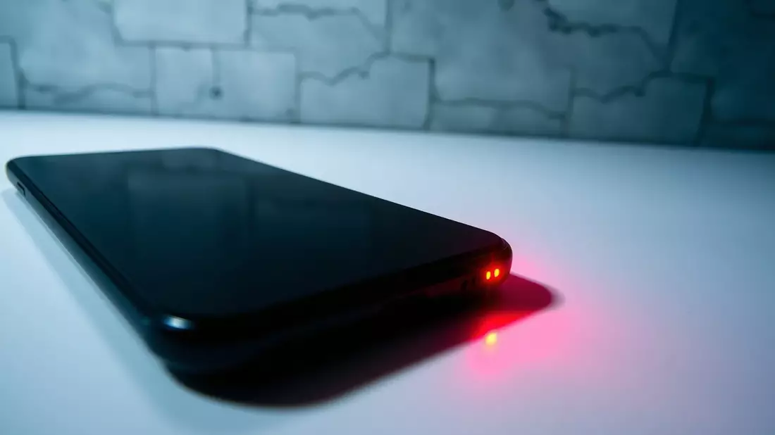 Smartphones: Zero-Click-Lücken und ab Werk installierte Spyware alarmieren Experten - Bild: über boerse-global.de