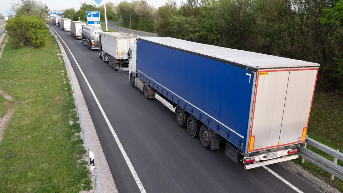 Zehntausende Stellplätze fehlen an den deutschen Autobahnen Verbänden zufolge. (Archivbild) - Bild: Sebastian Kahnert/dpa