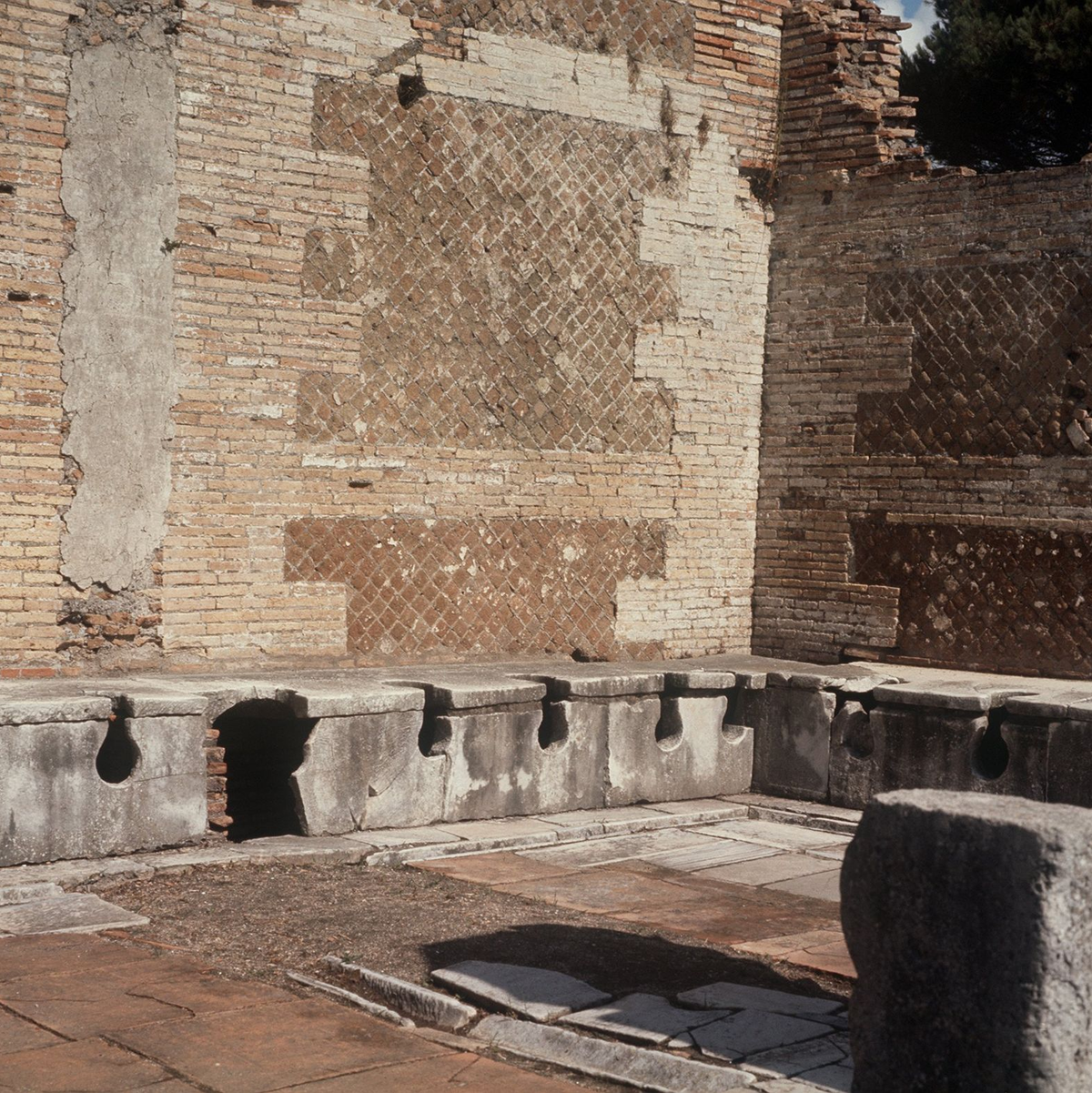 Die alten Römer saßen oft Schulter an Schulter, um ihr Geschäft zu verrichten. (Archivbild) - Foto: Kurt Rohwedder/dpa