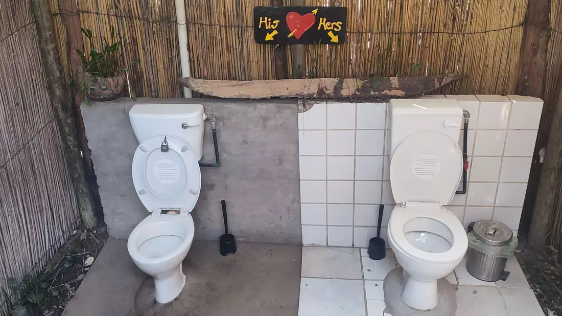 Im Ngepi-Camp in Namibia gibt es viele kuriose Toiletten, zur Freude der Touristen. (Archivbild) - Bild: Brian Walker/dpa