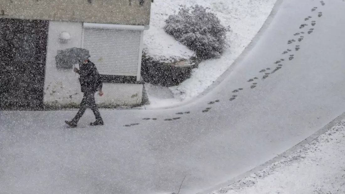 Im Allgäu kam es am Anfang der Woche zu Schneefällen. - Bild: Peter Kneffel/dpa